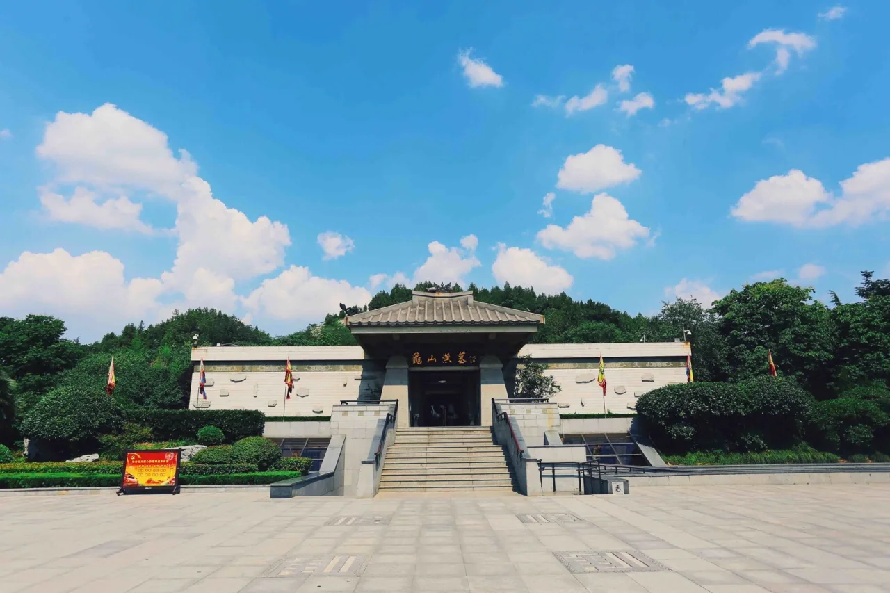 龟山汉墓实景图片
