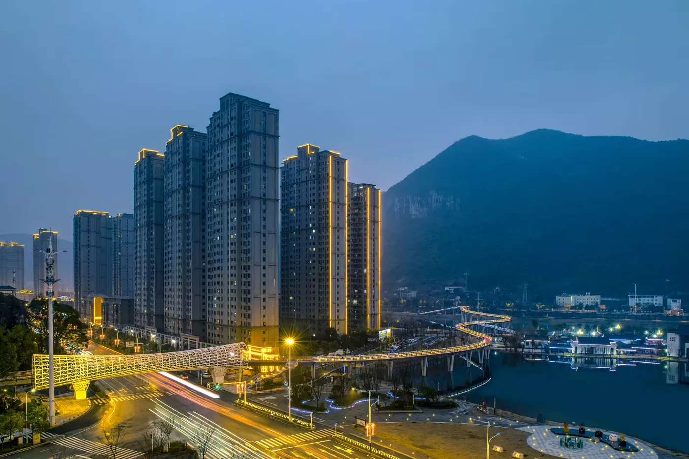 黄石湖边留到傍晚,上午看完矿山主点