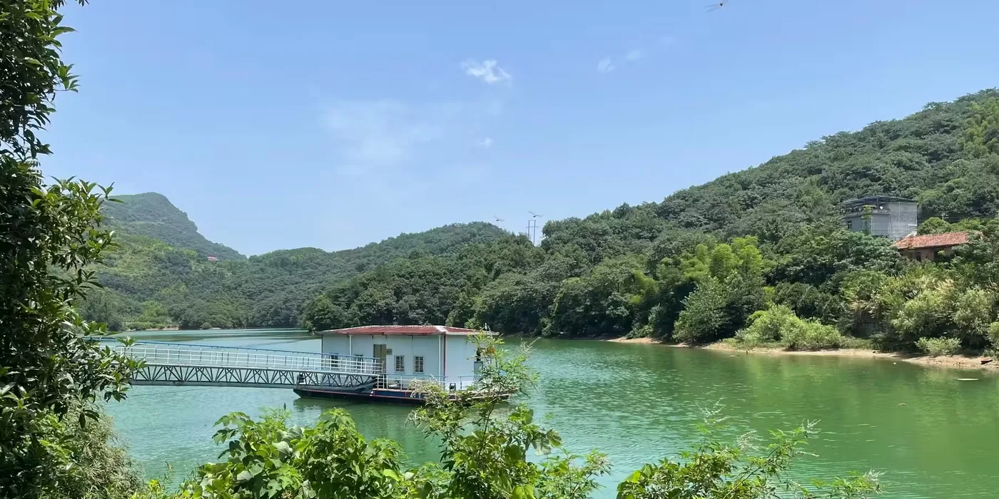 鸣水泉实景图片