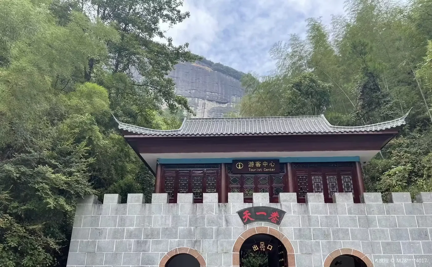 天一巷雨后凉也滑，孩子跑起来很危险