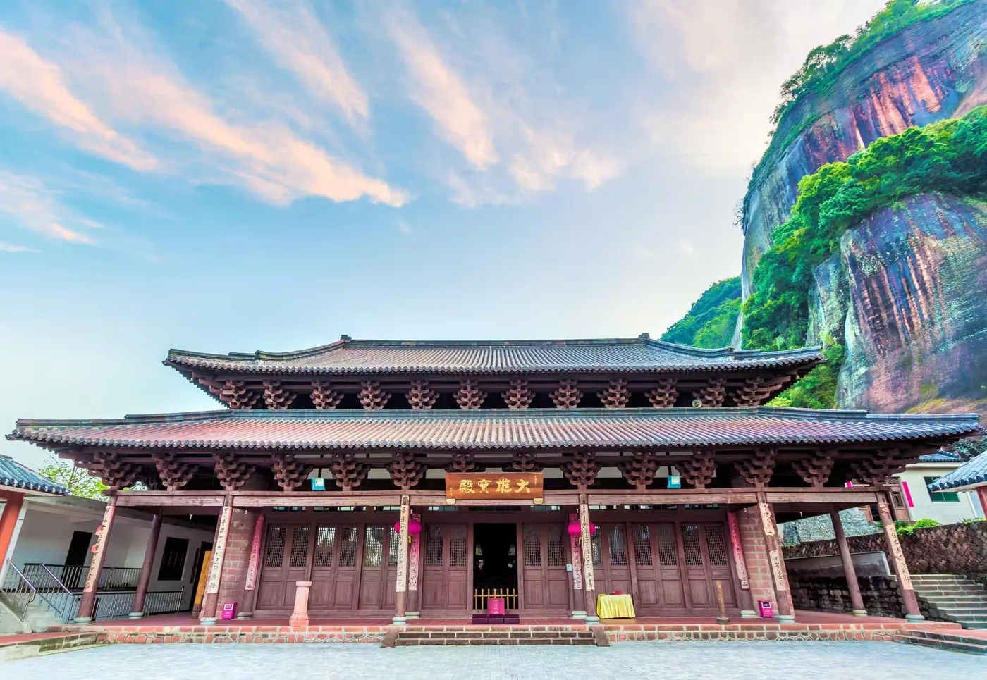 丹霞山雨天看长老峰,石阶和观景台比照片本身要紧