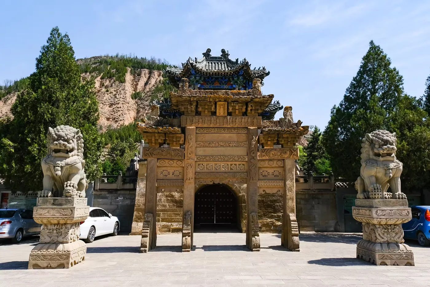 钟山石窟实景图片