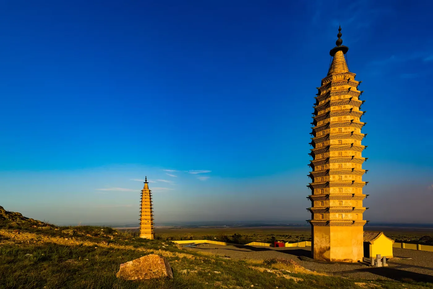 拜寺口双塔实景图片