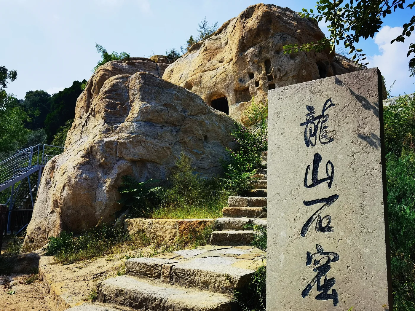 龙山石窟实景图片