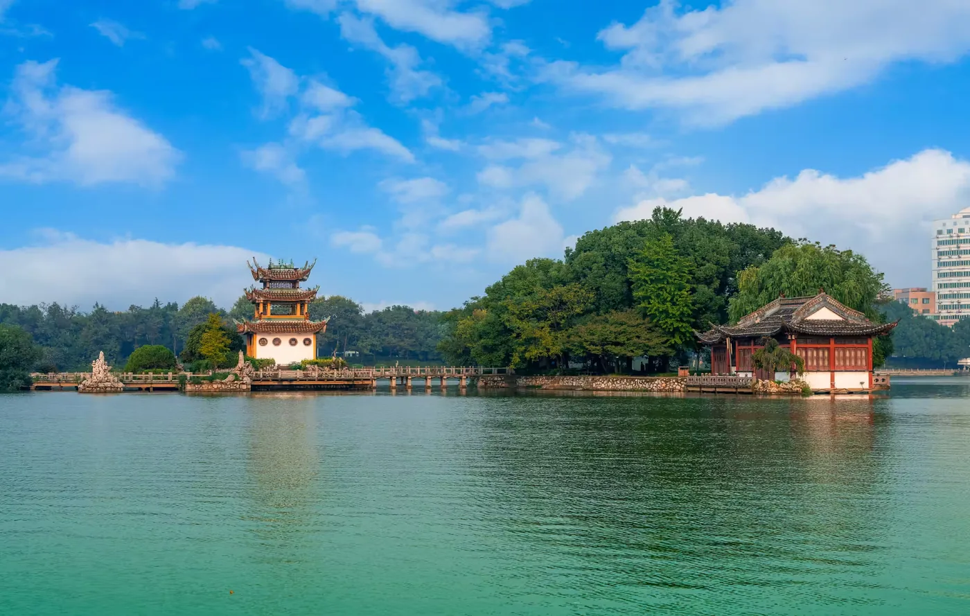 天井湖公园湖边景观
