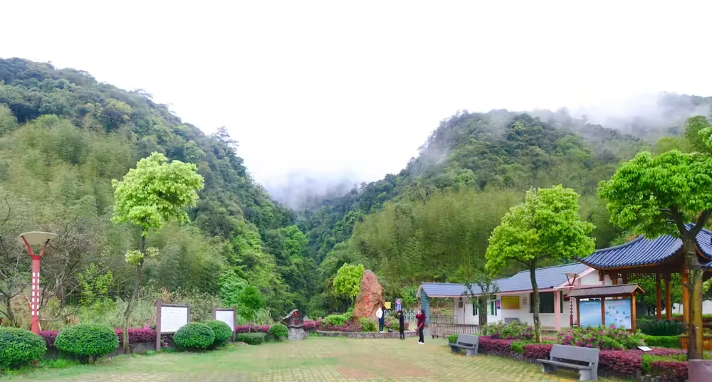 溪源峡谷瀑布实景