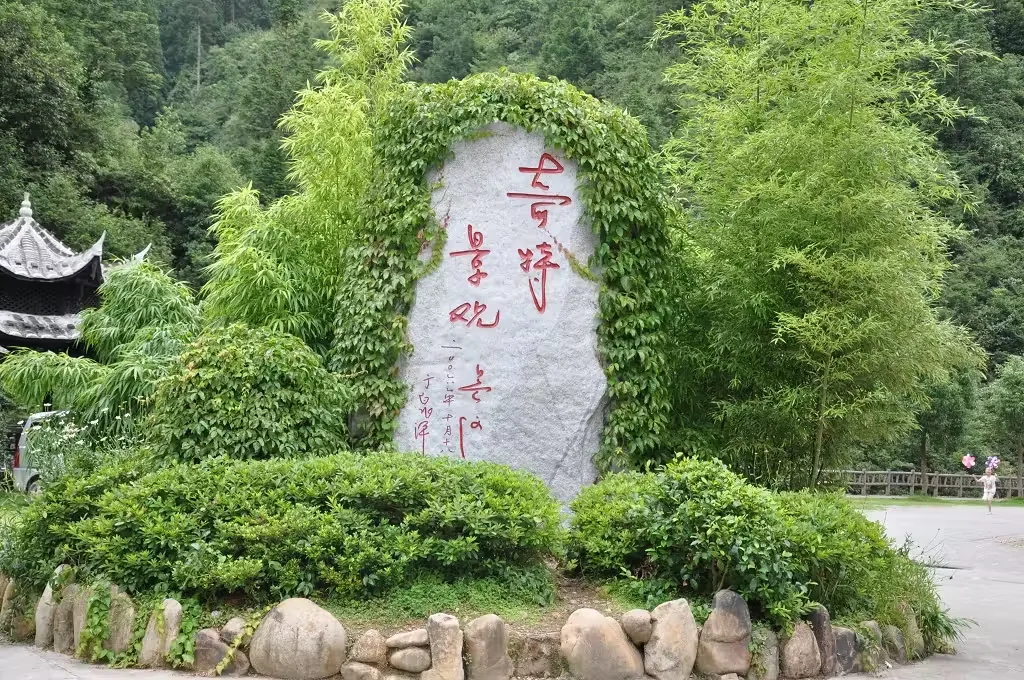 白水洋适合专门玩水，换衣和防滑要提前准备