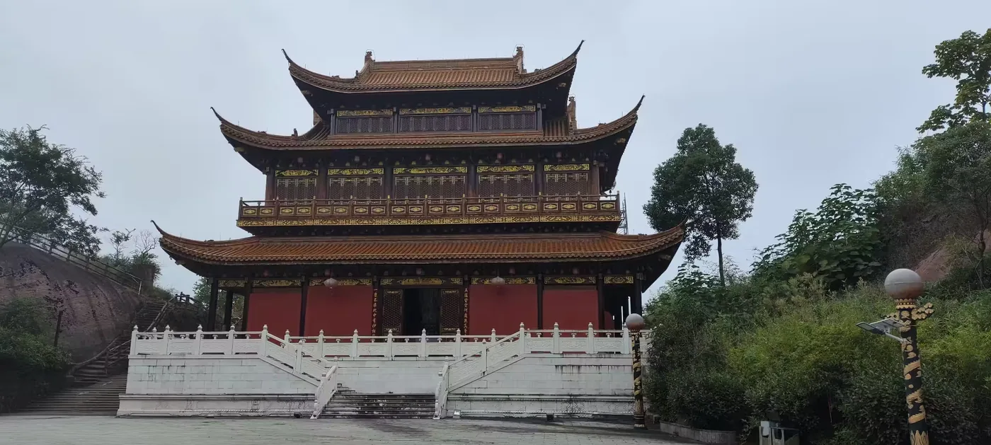月湖岩实景图片