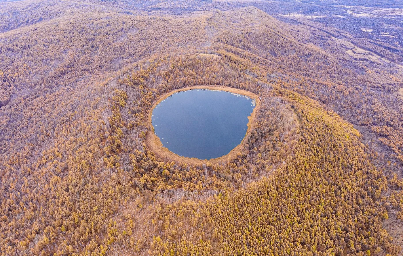阿尔山天池实景图片