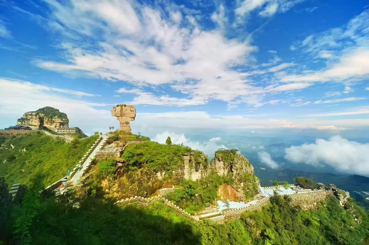 轿顶山实景图片