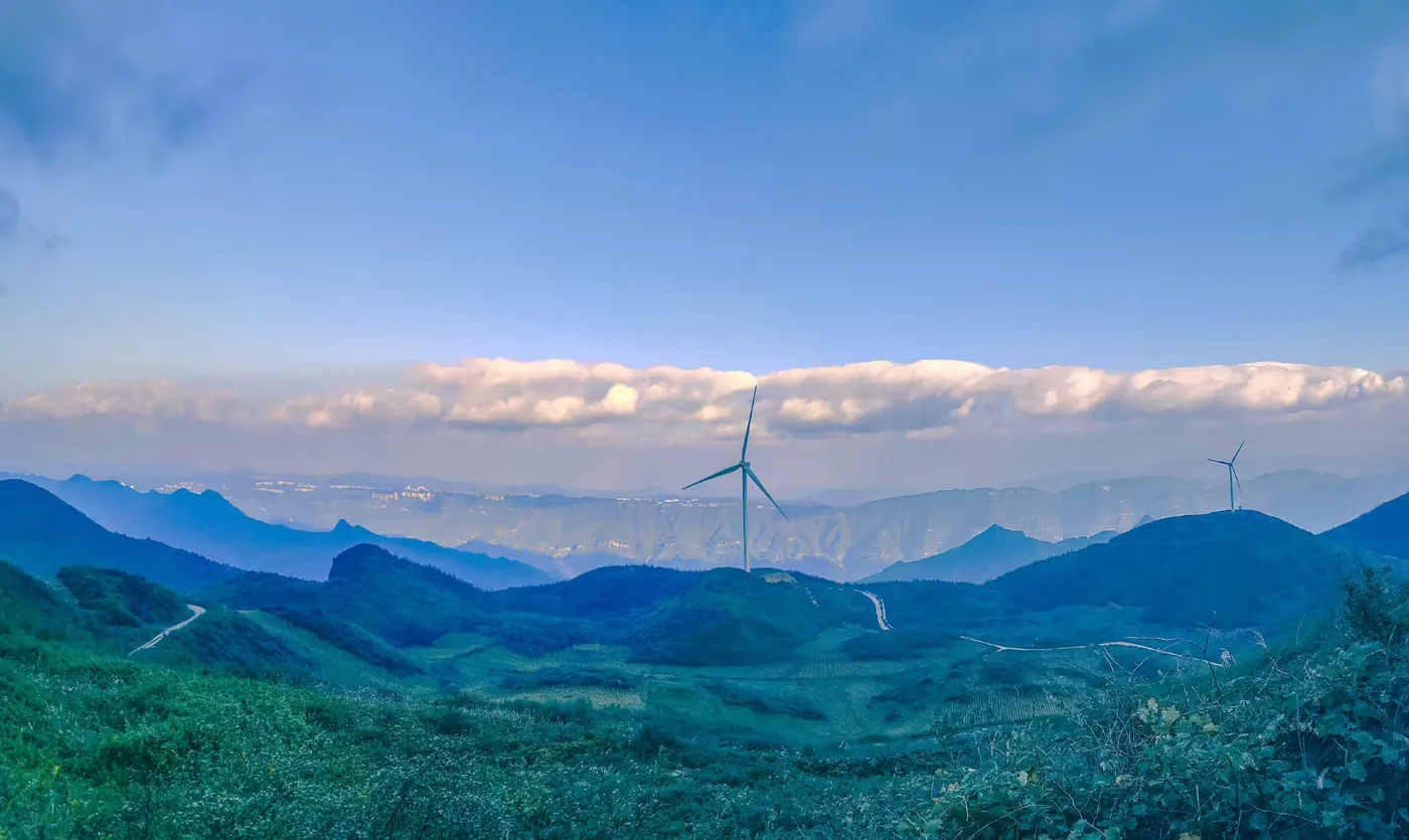 齐岳山草场风车实景图片
