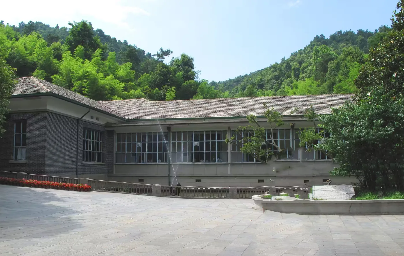 滴水洞实景图片